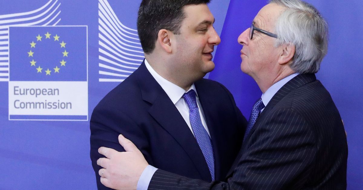 Теплые объятия и дружеские улыбки. Как Гройсман с Юнкером в Брюсселе здоровался