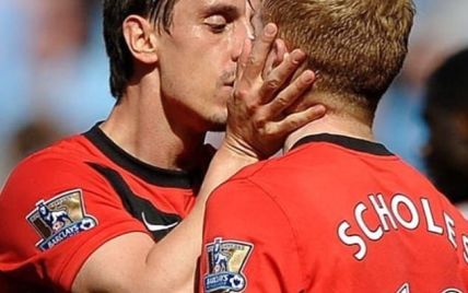 Страстный поцелуй и забавные кривляния: как футболисты празднуют День святого Валентина