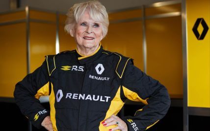 79-летняя старушка проехалась на болиде "Формулы-1"