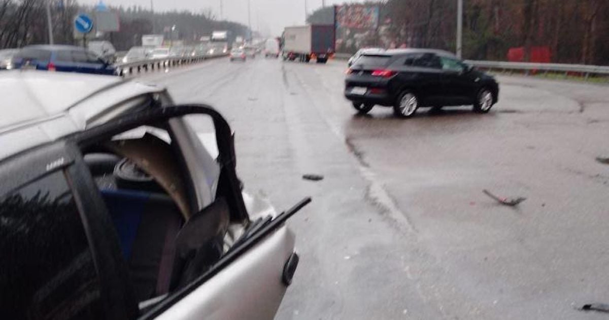 Столкнулись автобус и 9 легковушек, много пострадавших: подробности масштабной аварии на трассе Киев-Житомир