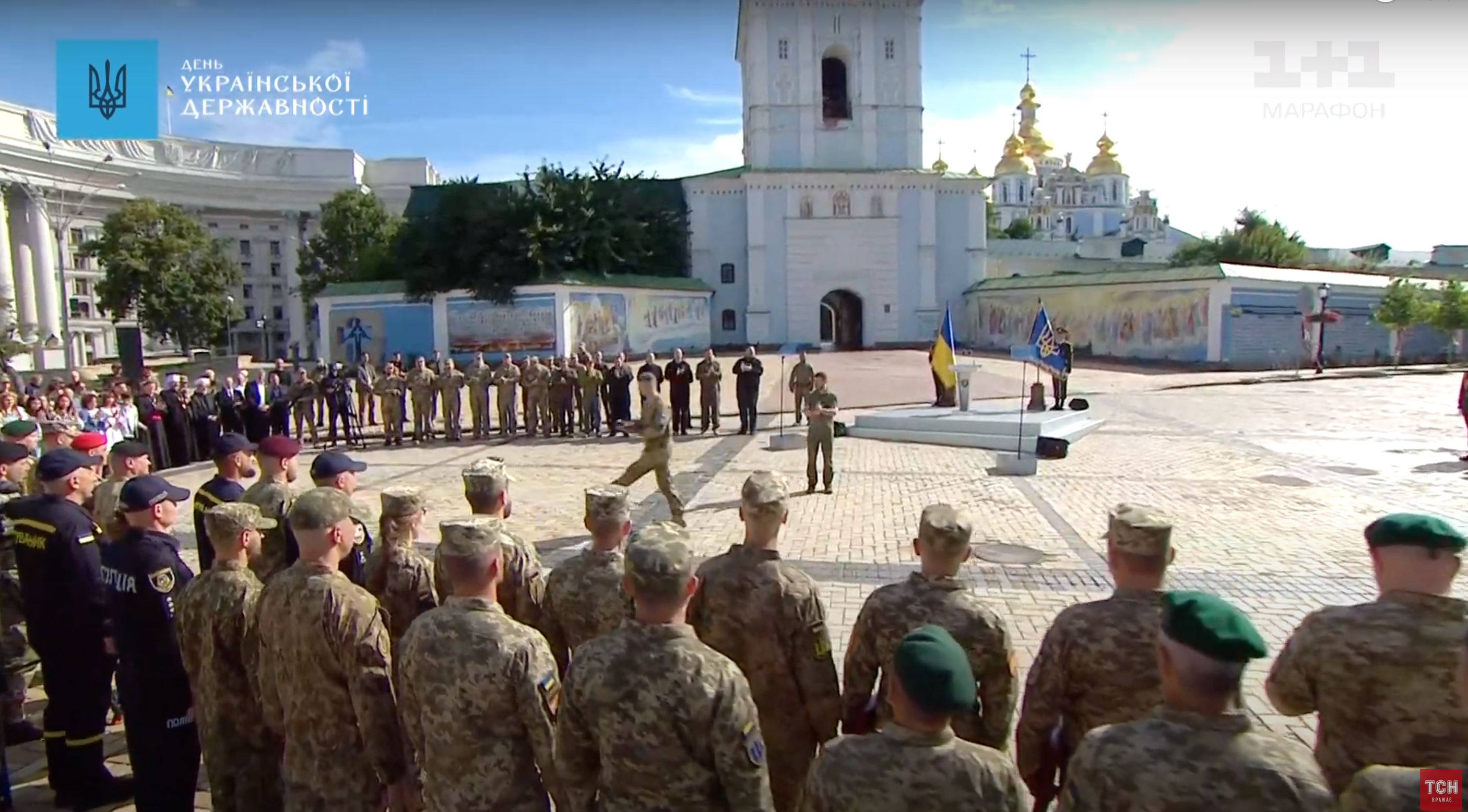 В конце мероприятия президент вручил награды украинским военным.
