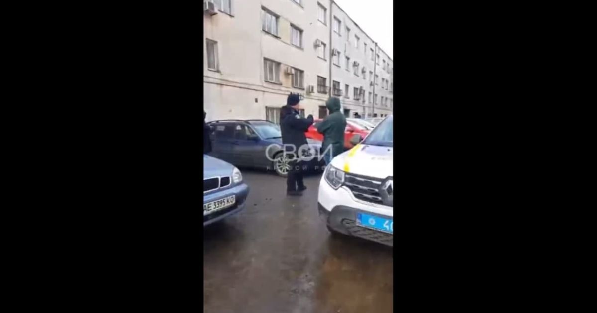 Конфлікт через млинці: у Кривому Розі почубилися клієнт та доставник їжі (відео)