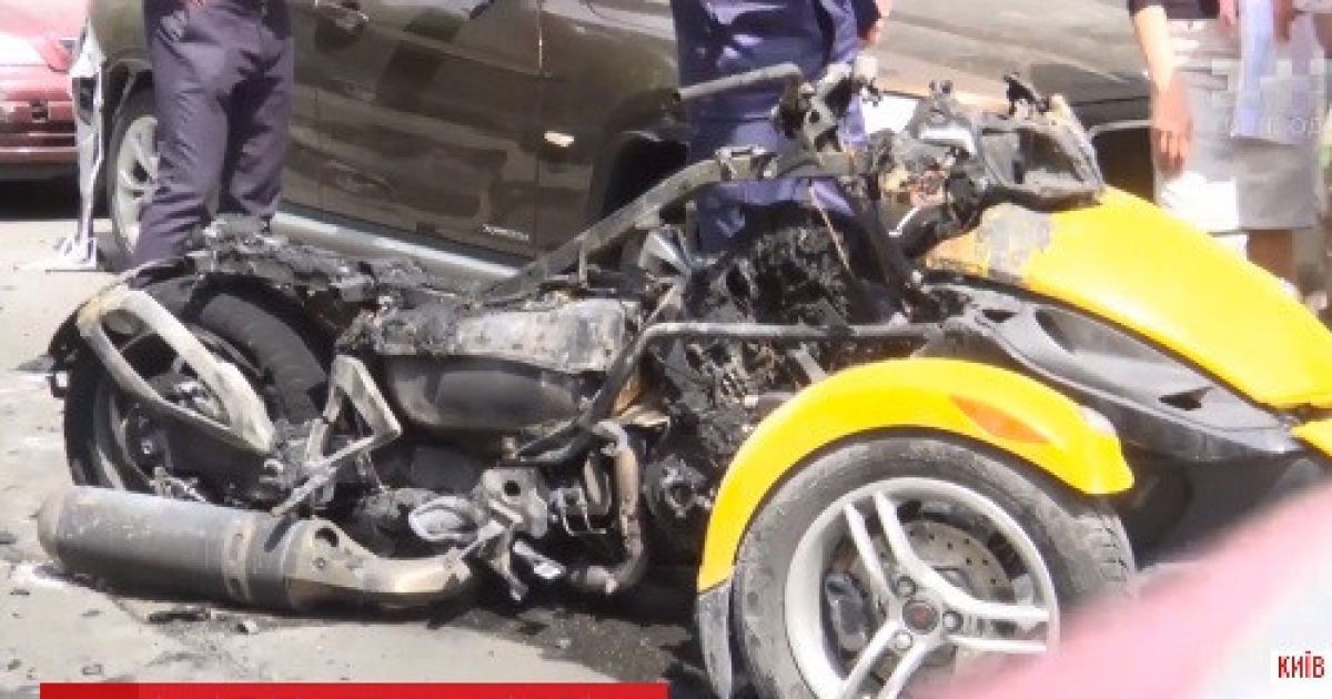 У центрі Києва блискавично згорів триколісний трайк