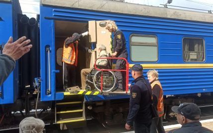 "Укрзализныця" эвакуировала 440 человек с Донбасса: фото