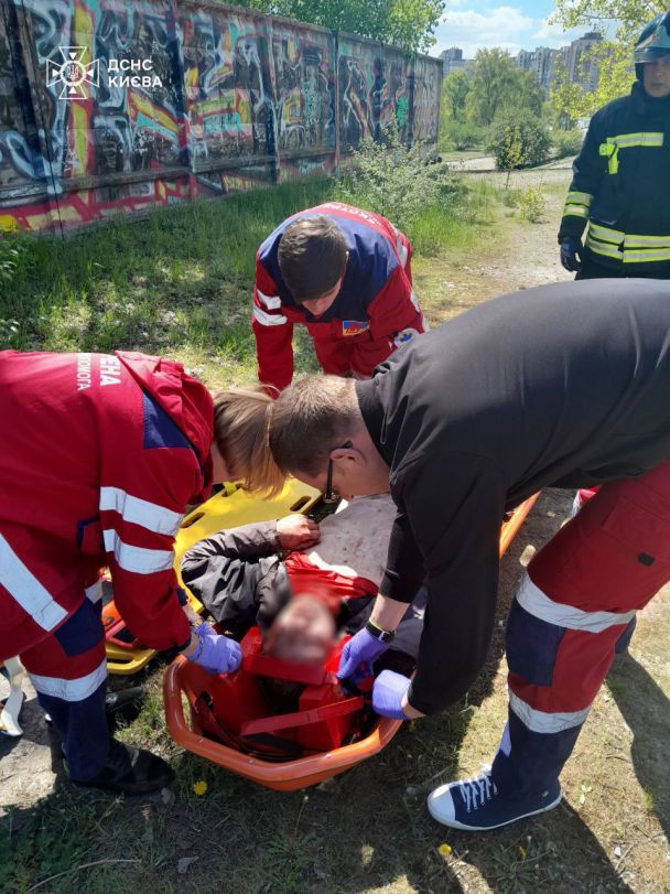 У Києві чоловіка дістали з 8-метрової ями / © ГУ ДСНС у Києві