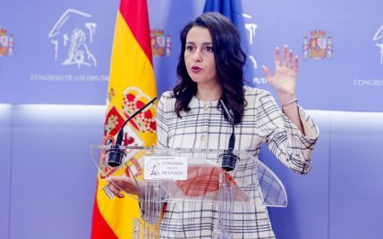 У картатому костюмі і з помадою кольору фуксії: 38-річна каталонська політикиня на пресконференції