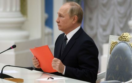В России мужчинам из Администрации Путина запретили выезжать за границу