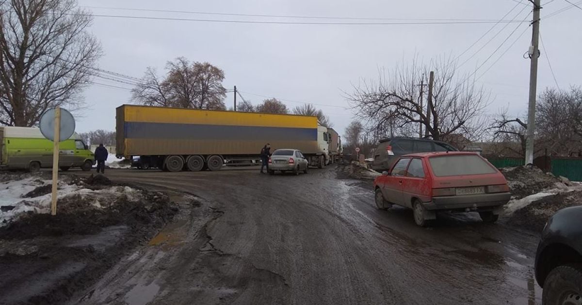 Ехать невозможно. Крестьяне заблокировали важное шоссе на Полтавщине