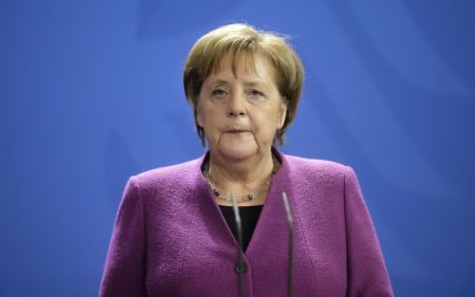 В Германии в самолет Меркель врезался автомобиль