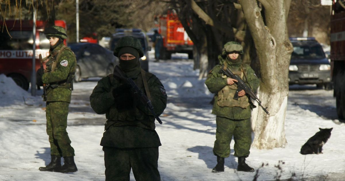 Вооруженные люди захватили "Донбасс Арену", заблокировав штаб Ахметова и похитив директора