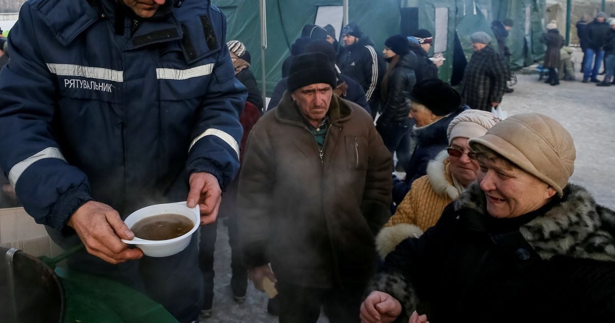 Бойовики заблокували вантажівки з гуманітарною допомогою для жителів окупованого Донбасу