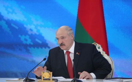 "Диктатури в нас немає". Лукашенко розповів про лад у Білорусі і "смачно" вилаявся в прямому ефірі
