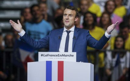 У кандидата в президенты Франции Макрона бросили яйцом в лицо