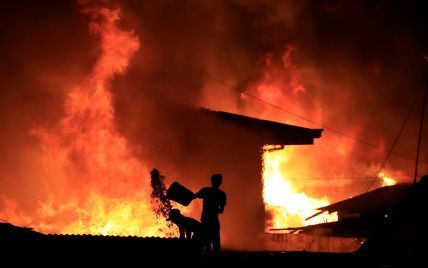 Двухметровые языки пламени: в Киеве вспыхнул мощный пожар в жилом доме