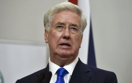 Министр обороны Британии подал в отставку после обвинений в сексуальных домогательствах