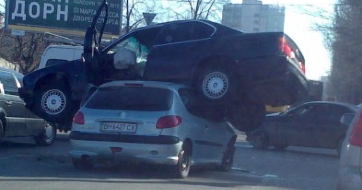 В Одессе машина приземлилась на крышу другого авто