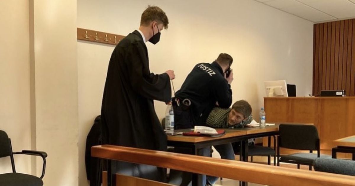 Німецького активіста довелося виносити із суду разом зі столом: що сталось (фото)
