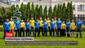 Новости Украины: американские и британские дипломаты сфотографировались в новой форме нашей сборной