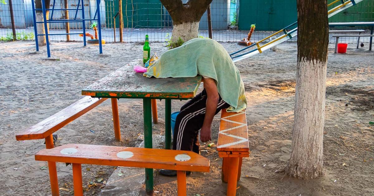 У Дніпрі на дитячому майданчику знайшли тіло чоловіка, залитого зеленкою