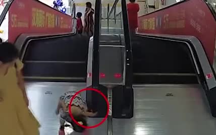 В Китае камеры сняли, как девочку затянуло в механизм эскалатора
