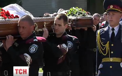 У Києві провели в останню путь загиблих у стрілянині міліціонерів