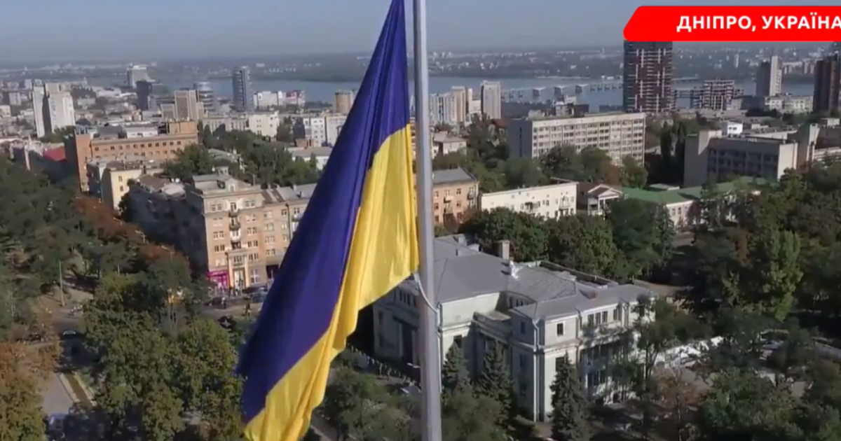 В Днепре поднят самый большой над городами флаг Украины