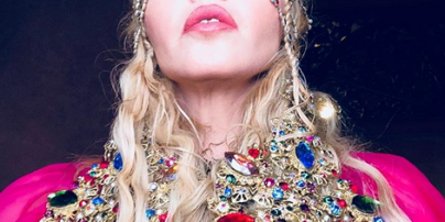 В этническом наряде цвета фуксии: Мадонна показала свой праздничный образ