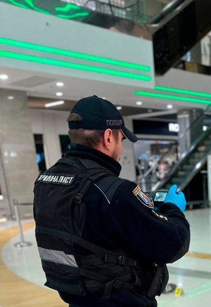 Чоловік розбився в ТРЦ в центрі Києва