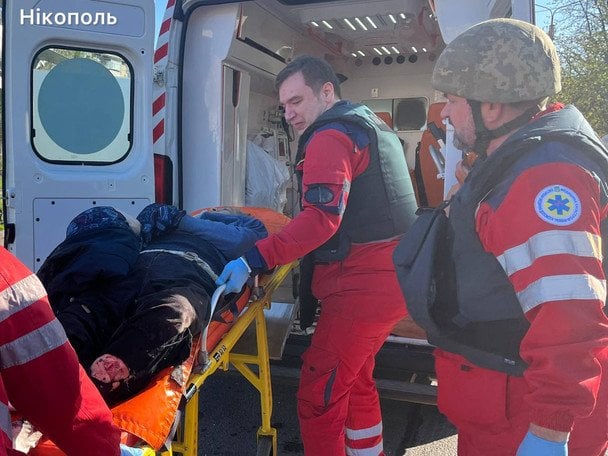 РФ&nbsp;атакувала FPV-дроном міський автобус у&nbsp;центрі Нікополя. Фото: Микола Лукашук.