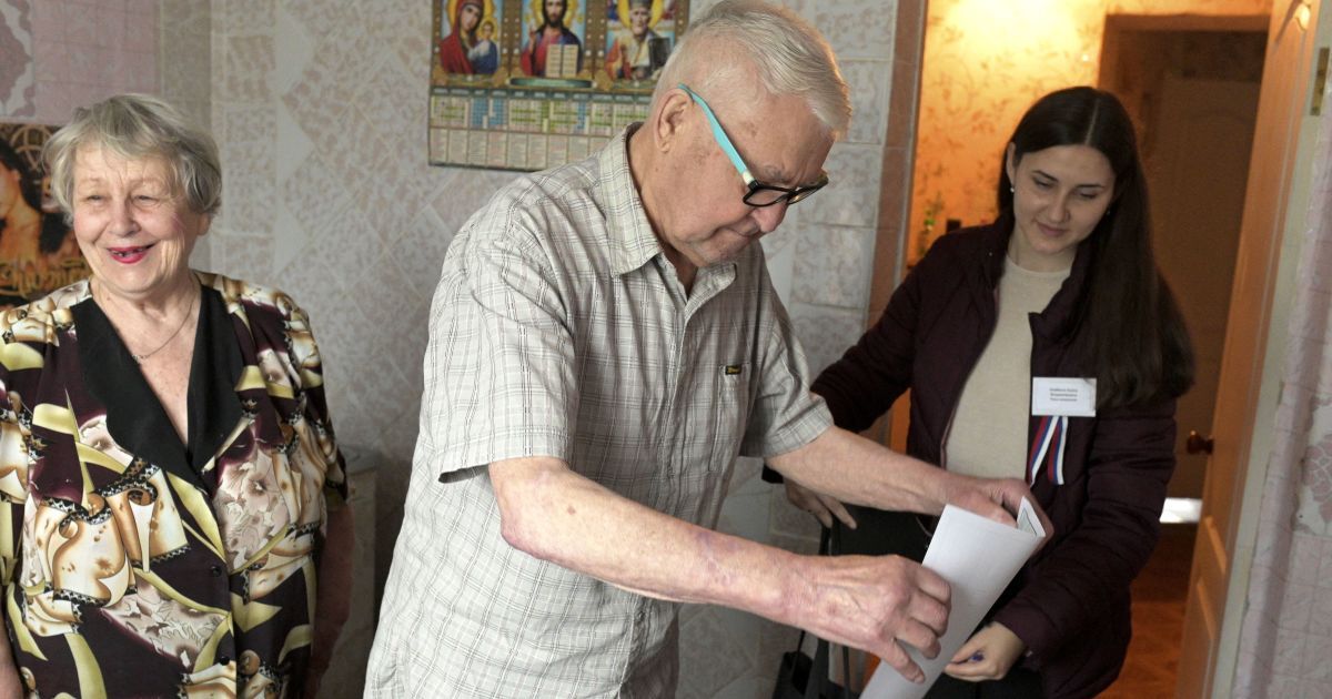 "Другий день театру абсурду": росіяни практикують на Херсонщині "сімейне голосування" на "референдумі"