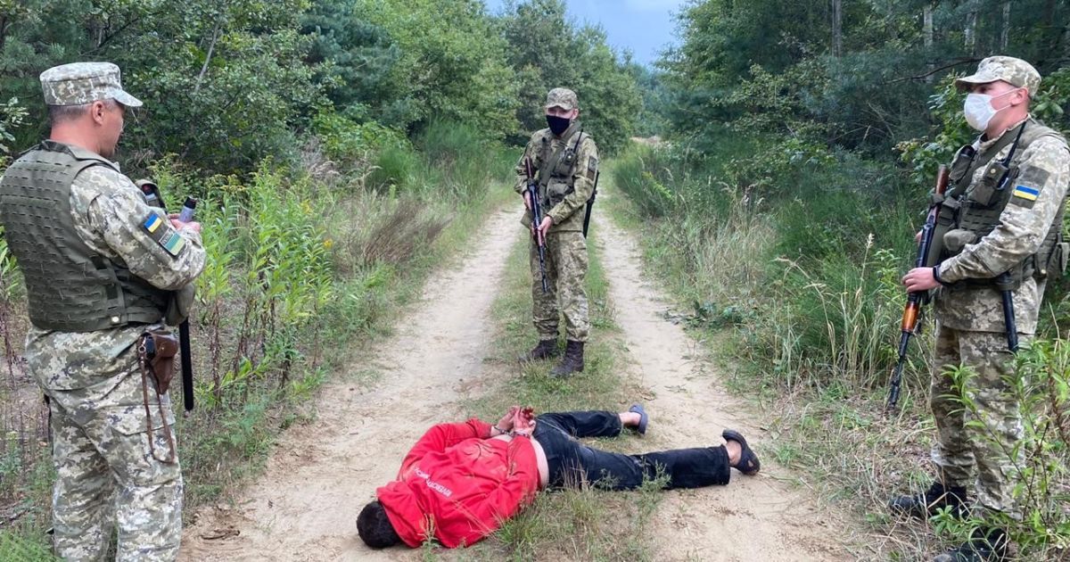 У Львівській області на прикордонника напали з ножем: правоохоронцям довелося стріляти