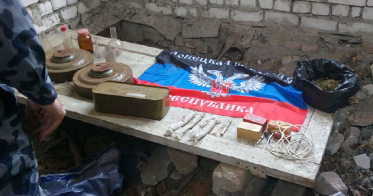 На Донеччині міліція знайшла схованку з наркотиками та символікою "ДНР"