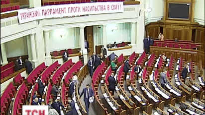 Женщины едва не из всех фракций требуют от Тетерука сложить депутатские полномочия