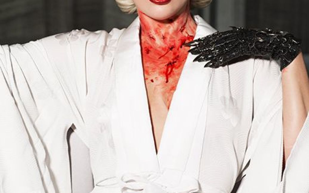 Леди Гага снялась в жутком фотосете / © ew.com