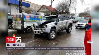 Новини Рівного: у місті сталася потрійна ДТП - троє людей опинилися у лікарні