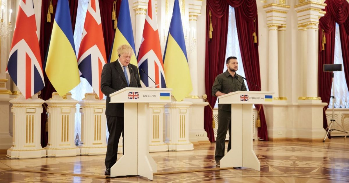 Зеленский проведет разговор с Джонсоном после его заявления об отставке: о чем планирует говорить