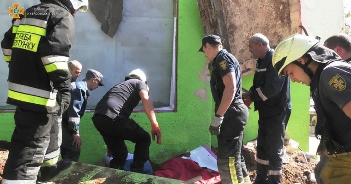 В Херсоне с крыши магазина на мужчину упала бетонная плита