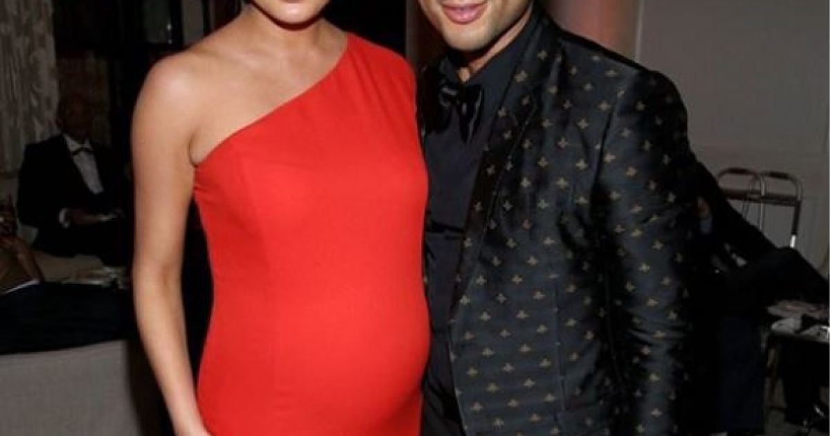 Известный певец Джон Ледженд показал лицо новорожденной дочери