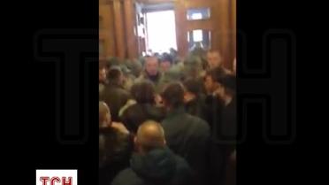 У КМДА кордон правоохоронців боронив центральний вхід від протестувальників