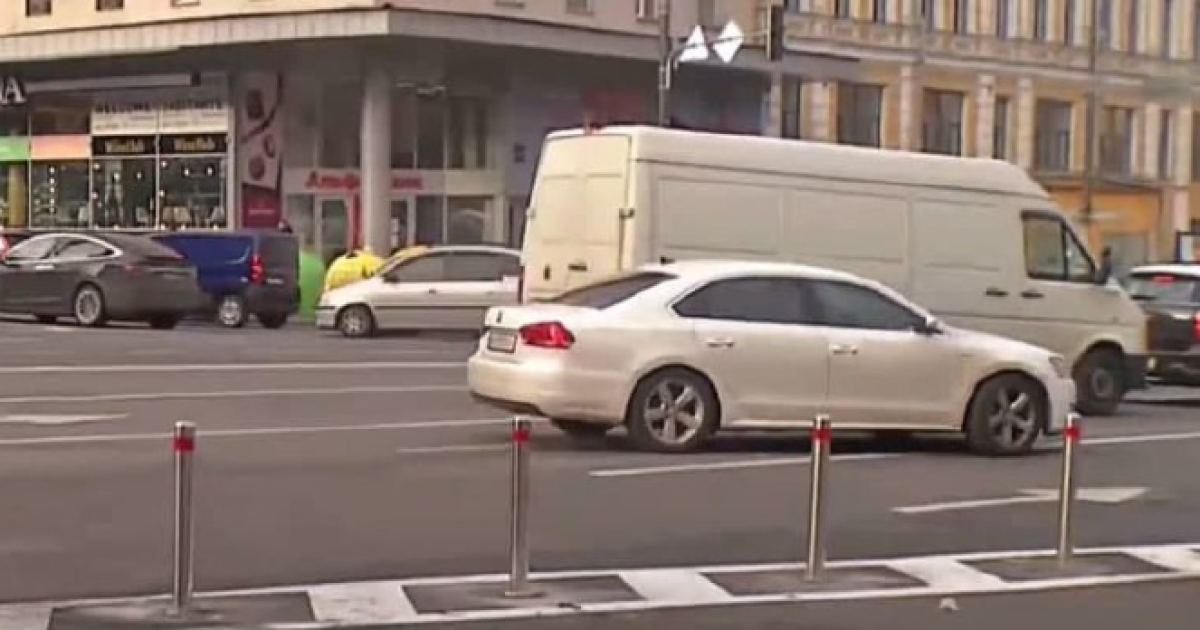 У Києві на Бессарабці прибрали антипаркувальні бетонні плити, які простояли там близько доби