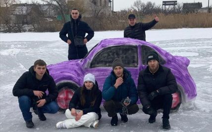 У Дніпрі група ентузіастів зробила зі снігу автомобіль Volkswagen Beetle (фото, відео)