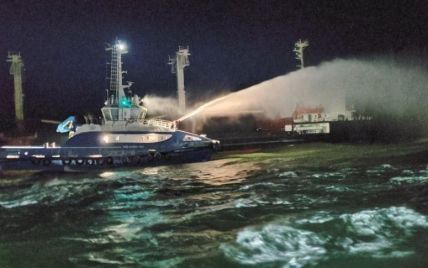 У Чорному морі неподалік Очакова спалахнуло судно, завантажене зерном: фото