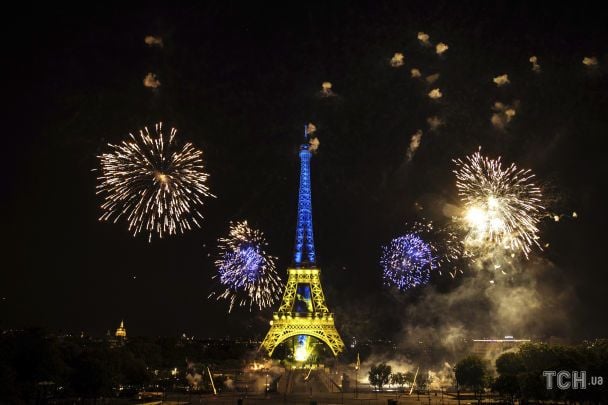 Под песню "Стефанія": в Париже Эйфелева башня засияла сине-желтыми цветами