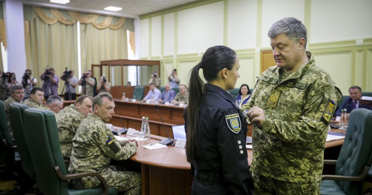 Порошенко наградил львовскую патрульную, которую ранил в живот участник ДТП