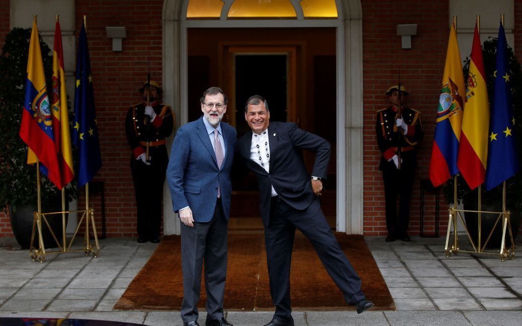 Прем&#039;єр-міністр Іспанії Маріано Рахой (зліва) і президент Еквадору Рафаель Корреа позують для фото біля палацу Монклоа в Мадриді, Іспанія. / © Reuters