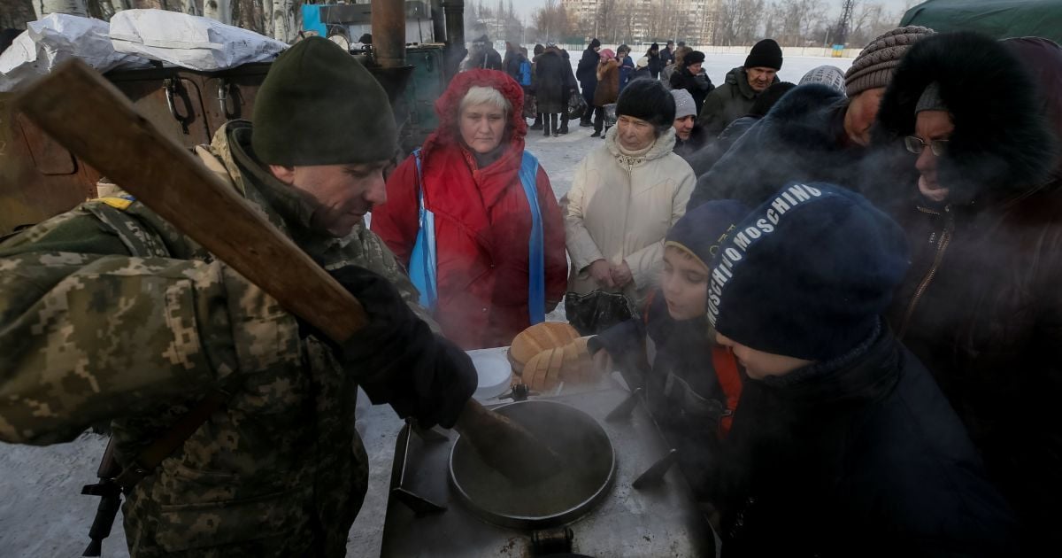 Гаряча каша і теплі намети: в Авдіївці рятувальники обігріли та нагодували понад 4 тисячі мешканців