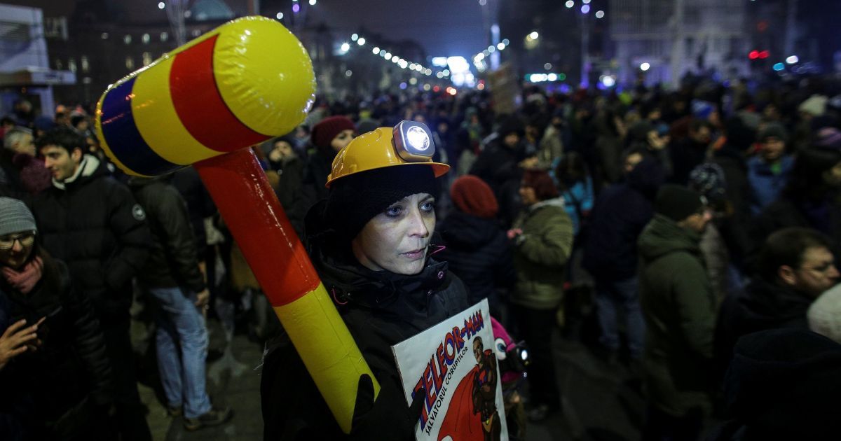 В Румынии десятки тысяч людей вышли на демонстрации против нового закона об амнистии