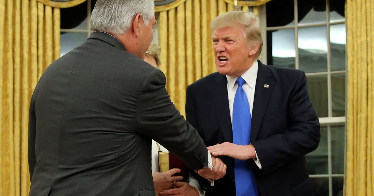 Гримасы Трампа и Библия: как друг Путина Тиллерсон присягал на верность американскому народу
