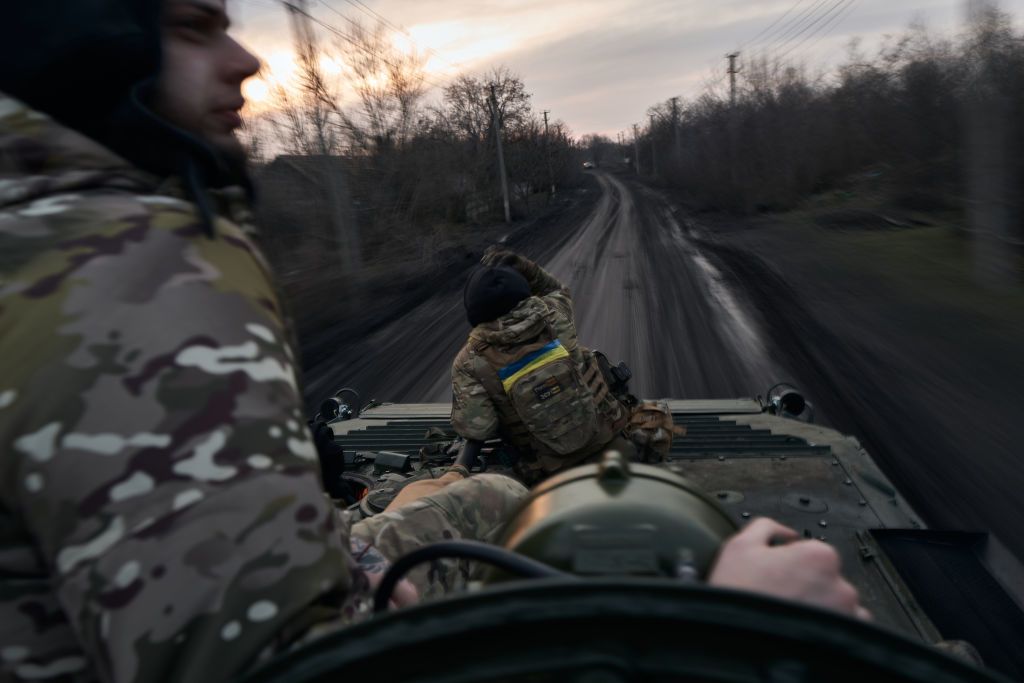 Українські військові на бронетехніці на околиці Авдіївки / © Getty Images