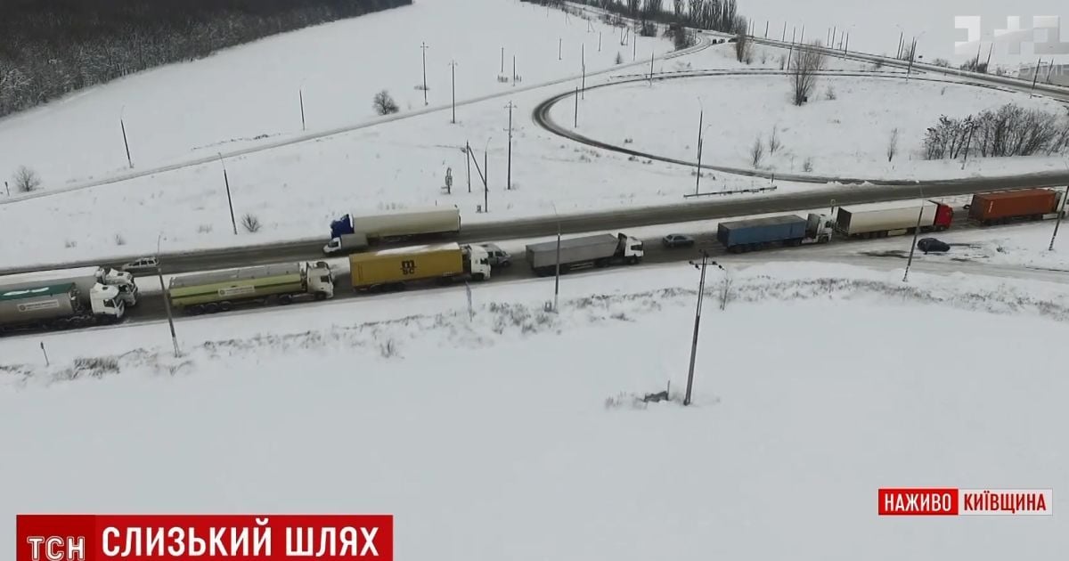 Сотни фур встретили четвертые сутки снежного плена на обочине трассы Киев–Одесса